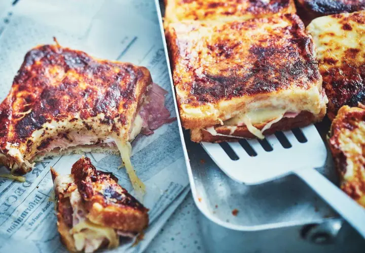 Un délicieux croque monsieur au four, doré et gratiné, avec du fromage fondant et du jambon. Un régal pour les papilles !