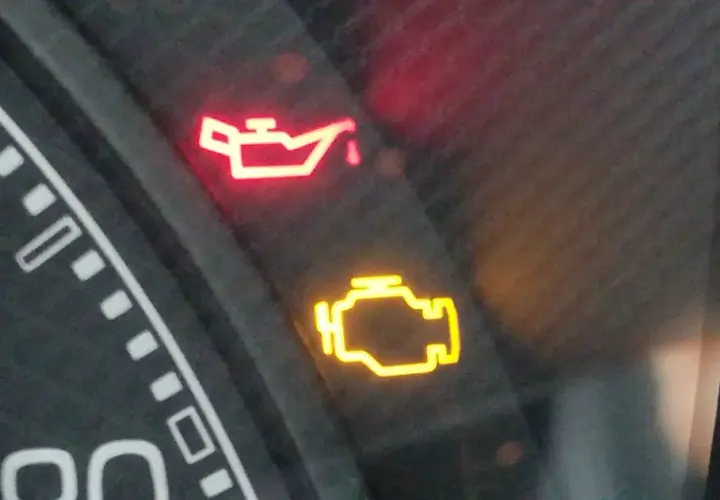 Spia olio motore accesa, ma l'olio c'è. La spia del motore è accesa. Un mistero sul cruscotto.