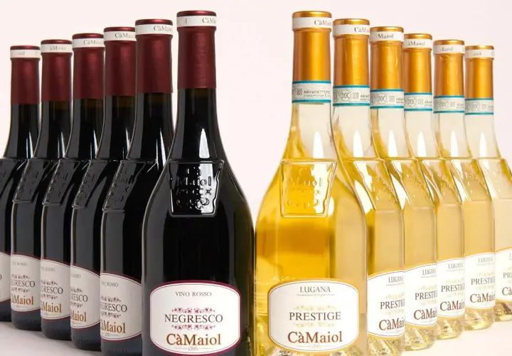 Bottiglie di vino rosso e bianco Cà Maiol Sirmione, con etichette che riportano "Negresco" e "Prestige".