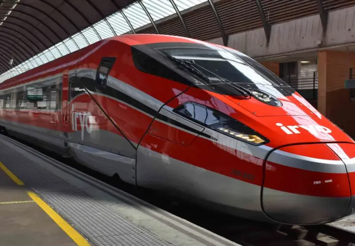 Tren Iryo rojo y plateado en estación, listo para el viaje de Madrid a Málaga.