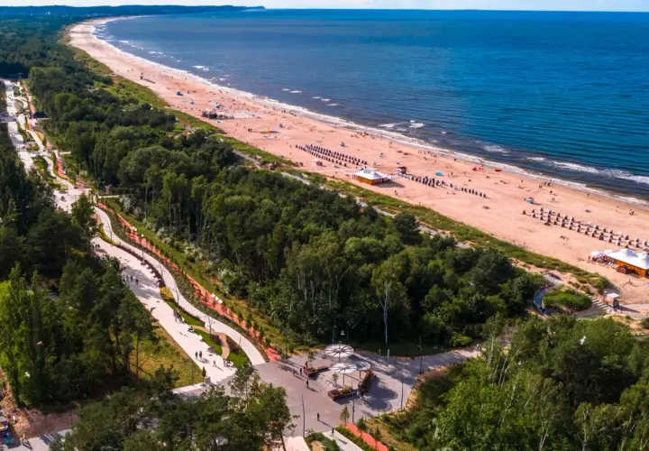 Pociągiem prosto na plażę? Odkryj stacje nad polskim morzem!