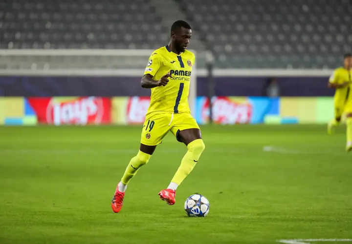 Piłkarz Villarrealu z numerem 19 na koszulce prowadzi piłkę na boisku. Składy: Valencia CF – Villarreal.