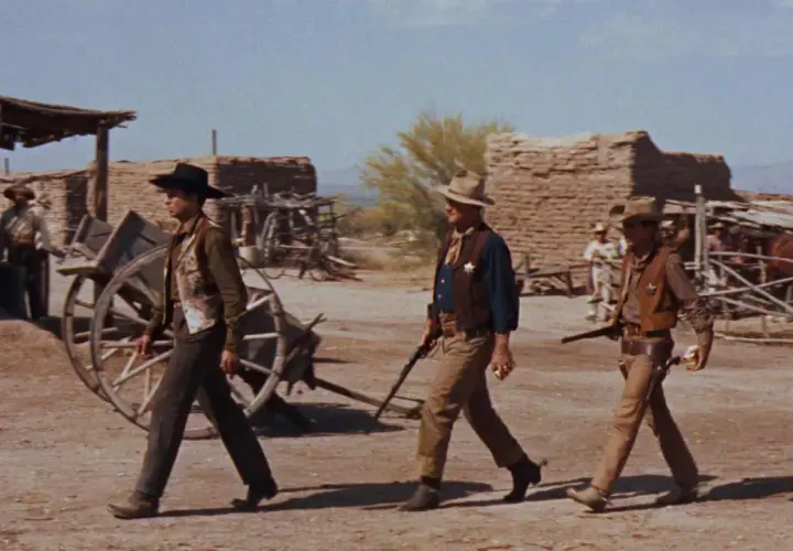 Rio Bravo obsada: John Wayne, Dean Martin i Ricky Nelson idą przez miasteczko.