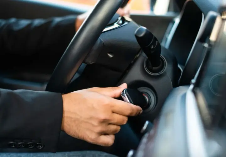 Mano insertando la llave en el contacto, con la esperanza de que a mi coche le cueste arrancar menos hoy.