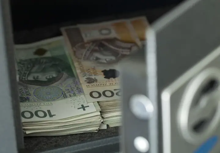 Stos banknotów 100 i 200 zł w skarbcu. Czy państwo może zabrać pieniądze z konta w razie wojny?
