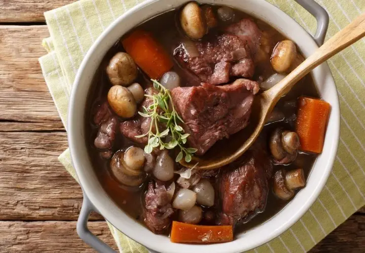 Coq au vin – tradycyjny przepis, który zaskoczy Twoich gości