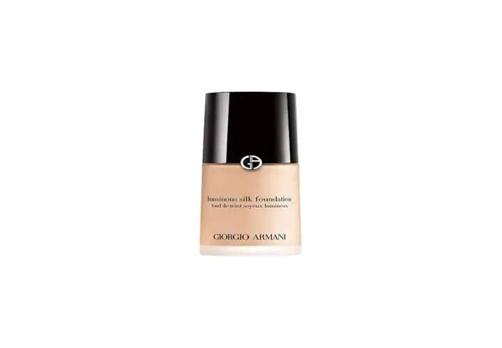 En flaska Giorgio Armani Luminous Silk Foundation i en ljus nyans.