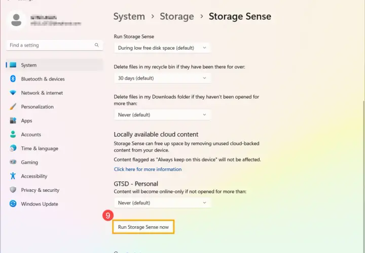 Ustawienia Oczyszczanie dysku Windows 11: uruchomienie Storage Sense, konfiguracja usuwania plików z kosza i folderu Pobrane, zarządzanie treściami w chmurze.
