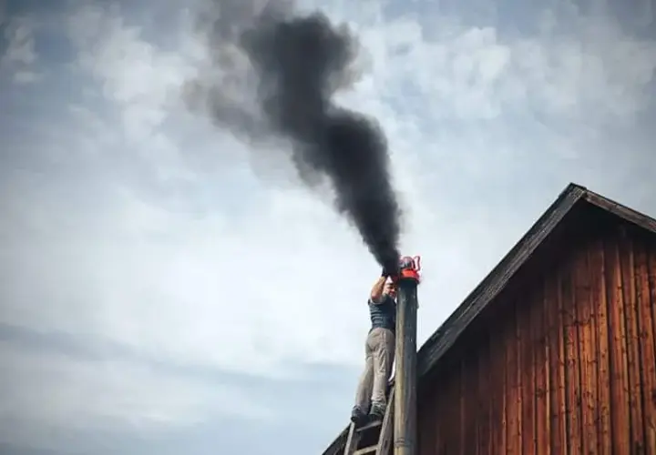 Skuteczne metody jak wyczyścić komin ze smoły bezpiecznie i łatwo
