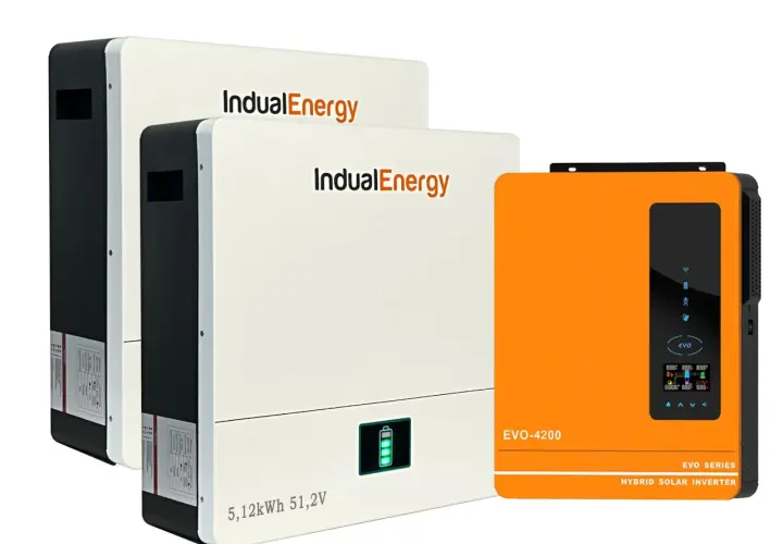 Dwa białe urządzenia z logo IndualEnergy i pomarańczowy inwerter hybrydowy on off grid EVO-4200.