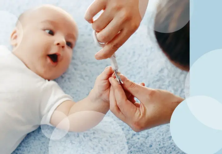 Delikatne obcinanie paznokci niemowlakowi wymaga precyzji. Rodzic ostrożnie używa małych nożyczek, by zadbać o dłonie maluszka.