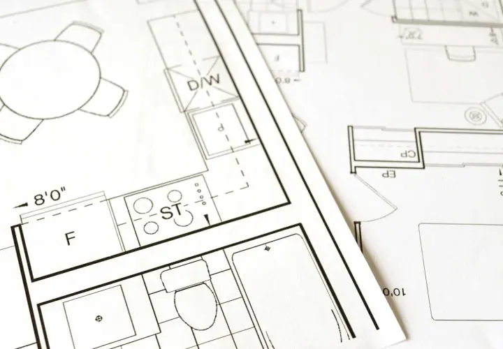 Plany architektoniczne z kuchnią, łazienką i jadalnią. Mam pozwolenie na budowę, co dalej? Czas zacząć realizację marzeń o własnym domu.