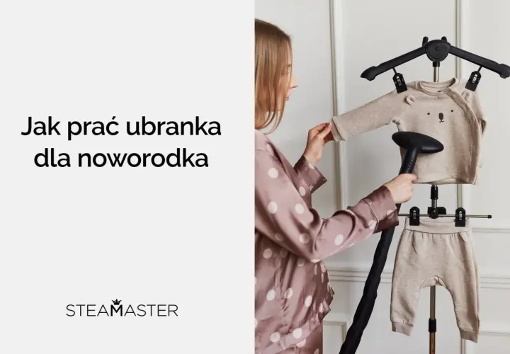 Kobieta paruje ubranka dla noworodka w 40 stopniach. Delikatne tkaniny z misiem są gotowe do noszenia.