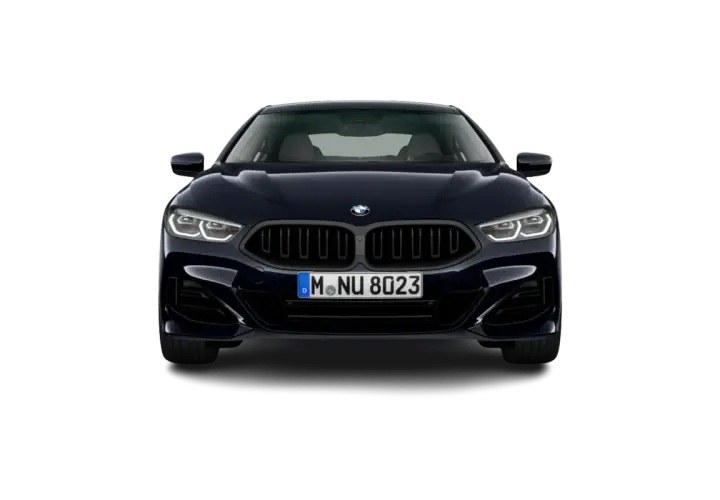 Eleganckie BMW 840i w ciemnym kolorze, z charakterystyczną atrapą chłodnicy i ostrymi światłami LED, prezentuje się majestatycznie na czarnym tle.