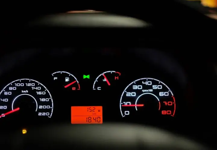 Deska rozdzielcza samochodu Renault Trafic z podświetlanymi wskaźnikami: prędkościomierzem, obrotomierzem, wskaźnikiem paliwa i temperatury.