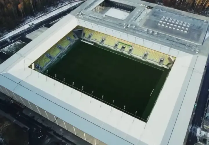 Nowe, małe stadiony piłkarskie w zimowej scenerii, gotowe na przyszłe emocje sportowe.