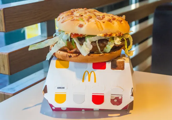 Pyszny burger drwala z chrupiącym bekonem i świeżą sałatą, idealny na szybki posiłek.