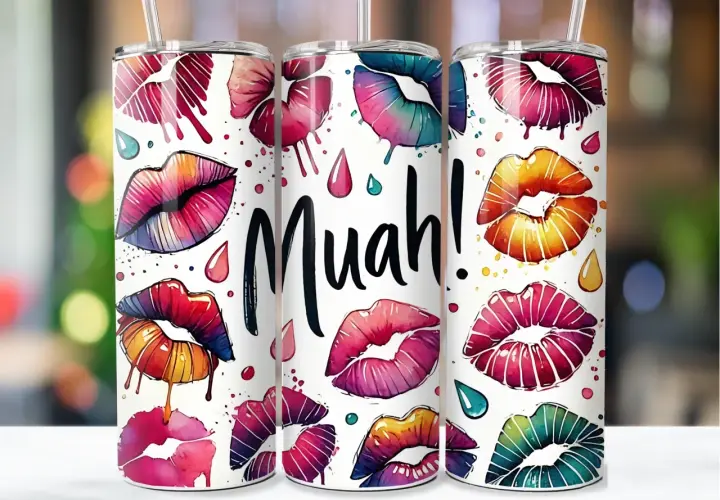 Kolorowe usta i napis "Muah!" na kubkach. Idealne na wysłanie buziaków po polsku.
