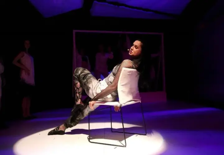 Aktorka na scenie Teatru Modrzejewskiej w Legnicy, w nietypowym stroju, zapowiada kolejne punkty repertuaru.