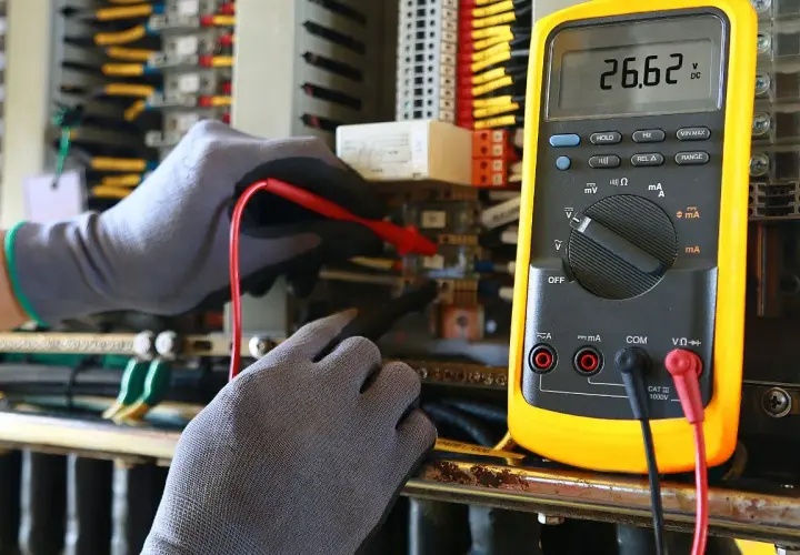 Zarobki elektryka samochodowego: Ile naprawdę zarobisz w Polsce?