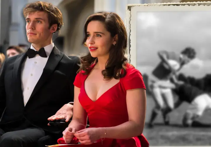 Ein Mann im Rollstuhl und eine Frau in Rot, inspiriert von Jojo Moyes' "Mein Leben in deinem". Ein Schwarz-Weiß-Foto von Rugby-Spielern im Hintergrund.