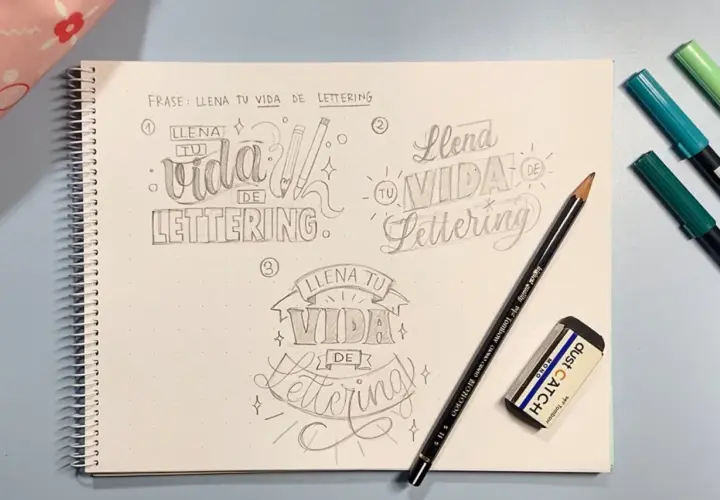 Bocetos de lettering con la frase "Llena tu vida de lettering". Lápiz, goma y rotuladores verdes y turquesa.