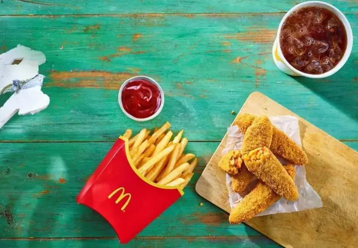 McWrap wege z McDonald's, frytki i napój. Zastanawiasz się nad wege wrap mcdonald kcal?