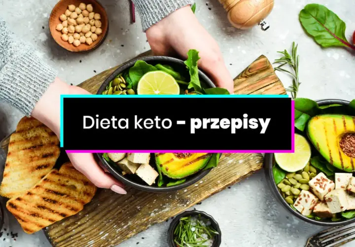 Dłonie trzymają miskę z sałatką keto: awokado, tofu, limonka, pestki. Obok grillowane pieczywo i cebula.