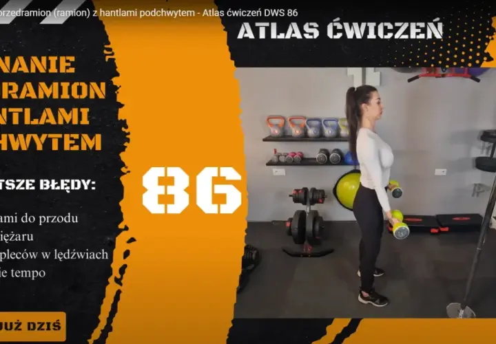 Kobieta wykonuje uginanie ramion z hantlami podchwytem. Ćwiczenie na biceps w siłowni.