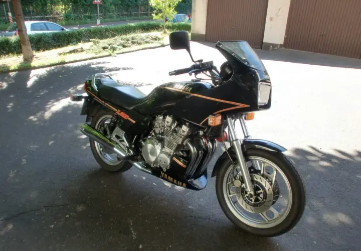 Schwarze Yamaha XJ 900 mit orangefarbenen Streifen. Bekannte Yamaha XJ 900 Schwachstellen sind hier nicht sichtbar.