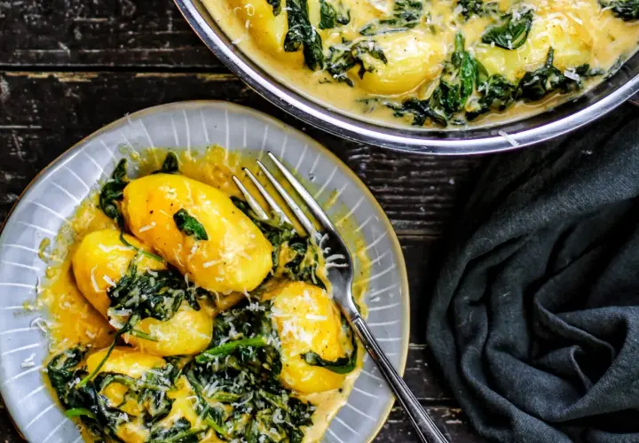 Gnocchi in cremiger Spinatsauce mit Parmesan. Ein köstliches Gericht, das Lust auf mehr Spinat Rezepte macht.