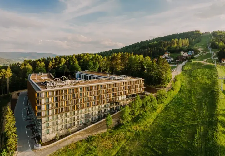 Nowoczesny hotel Belmonte w otoczeniu zieleni i gór. Wiele pozytywnych belmonte opinie potwierdza jego urok.
