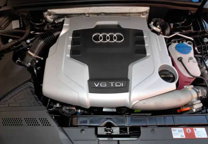 Silnik V6 TDI Audi, gotowy do pracy. Potężna jednostka napędowa z charakterystycznym logo czterech pierścieni.