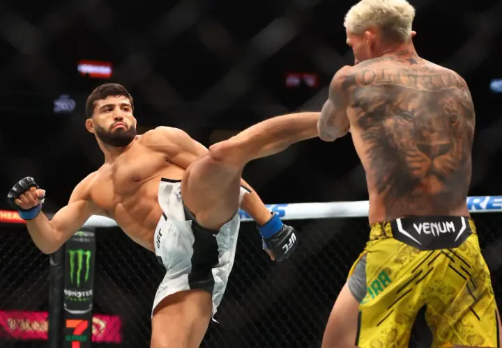 Zawodnik UFC wykonuje wysokie kopnięcie w walce wagi średniej.
