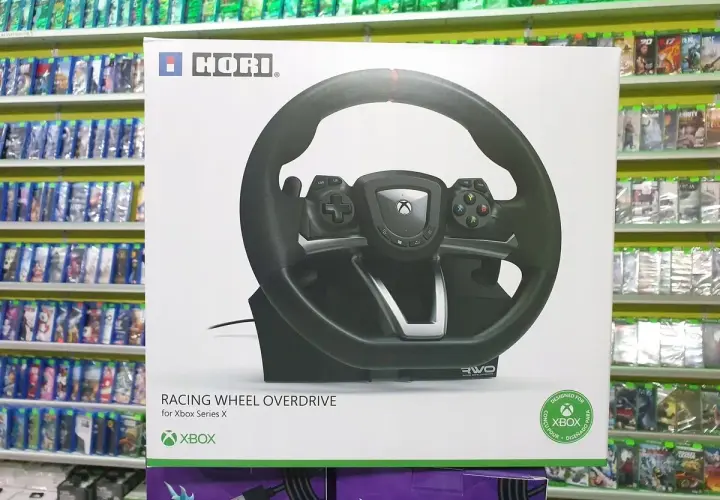 Kierownica Hori Racing Wheel Overdrive dla Xbox Series S, gotowa na wyścigi.