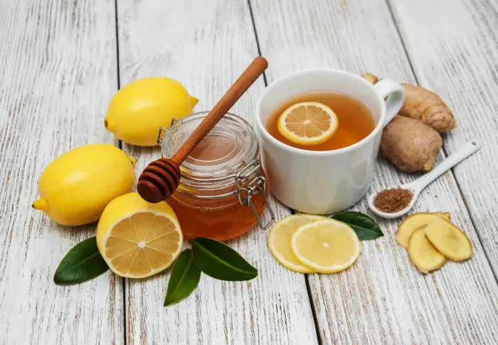 Té de jengibre, limón y miel, un remedio casero para el ardor de estómago.
