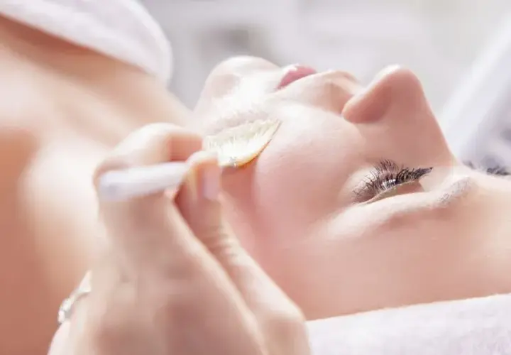 Jaki peeling do cery naczynkowej? Odkryj delikatne opcje bez podrażnień