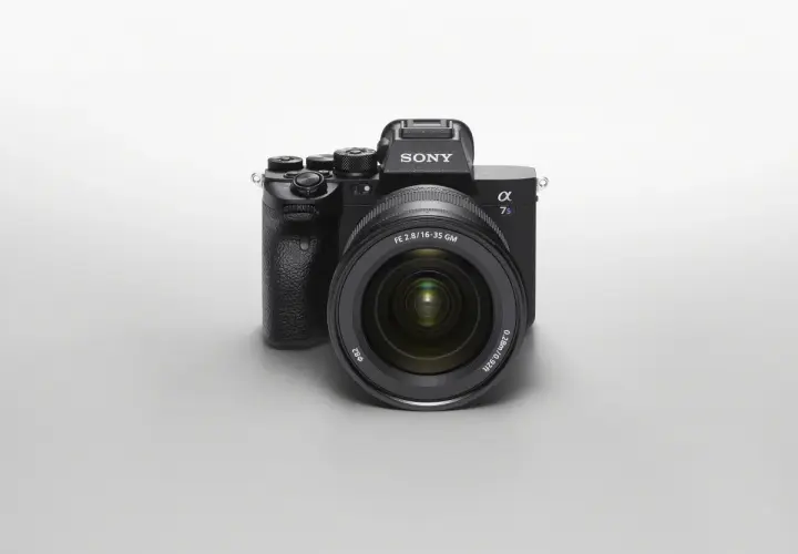 Profesjonalny aparat Sony a7 S3 z obiektywem FE 2.8/16-35 GM.