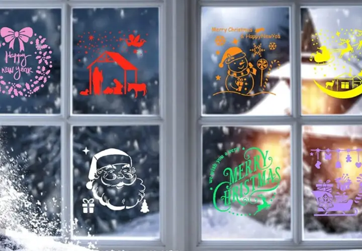 Un dibujo de ventana de Navidad con pegatinas de Santa, muñeco de nieve, belén y renos.