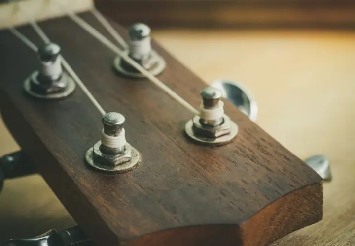 Naucz się jak nastroić ukulele w 4 prostych krokach - poradnik dla każdego