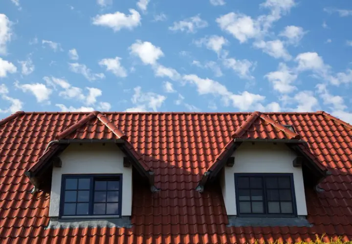Dachówka ceramiczna czy betonowa - co wybrać, aby zaoszczędzić?