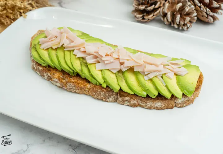 Tostadas con aguacate y pavo, un desayuno o merienda saludable y delicioso.