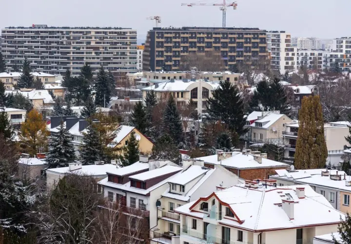 Zimowy krajobraz miasta z blokami mieszkalnymi i domami. Zastanawiasz się, jaki będzie podatek od mieszkania w bloku?