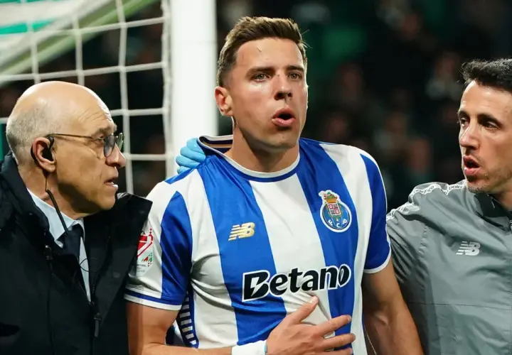 Jan Bednarek z FC Porto opuszcza boisko z powodu kontuzji, wspierany przez sztab medyczny.