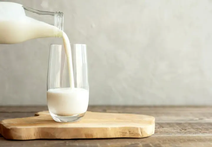 Kefir nalewany do szklanki. Czy kefir jest bezpieczny dla osób z cukrzycą?