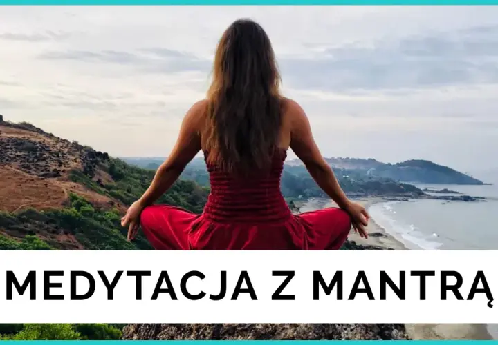 Kobieta w czerwonej sukience medytuje na klifie nad morzem. Poznaj, co to mantra i jak może odmienić Twoje życie.