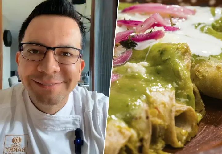 Chef sonriente con su delicia de enchiladas cubiertas con vibrante salsa verde, cebolla morada y crema.