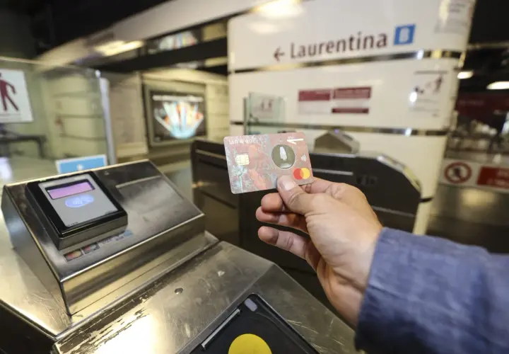 Carta contactless "Tap & Go" ATAC usata per accedere alla metro Laurentina di Roma.