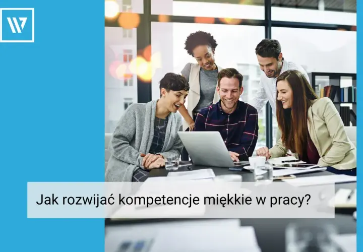 Zespół współpracuje przy laptopie, śmiejąc się i dyskutując. Rozwijanie umiejętności miękkich w pracy jest kluczowe dla sukcesu.