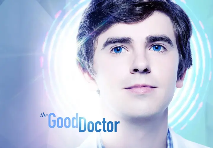 Zbliżenie na twarz doktora Shauna Murphy'ego z błękitnymi oczami. Napis "the Good Doctor" sugeruje nadchodzący sezon 7.